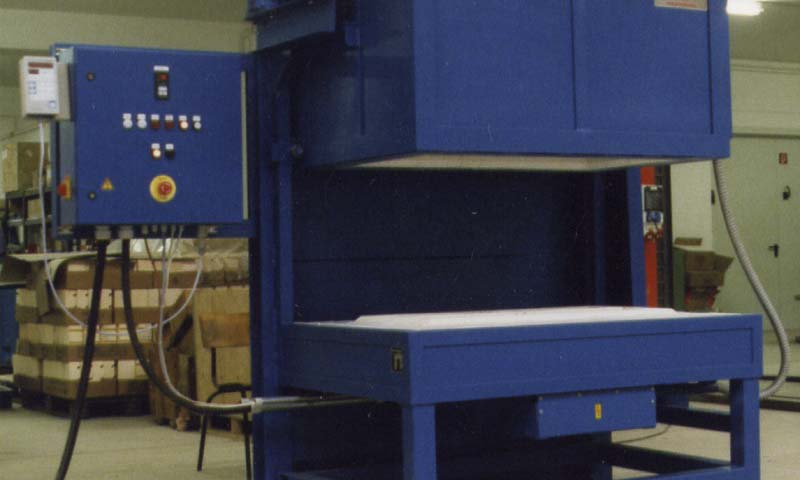 Lifting hearth plant/ Top-hat-furnaces of the plant construction for electrical and gas-heated industrial furnaces at Padelttherm in Makranstädt near Leipzig.