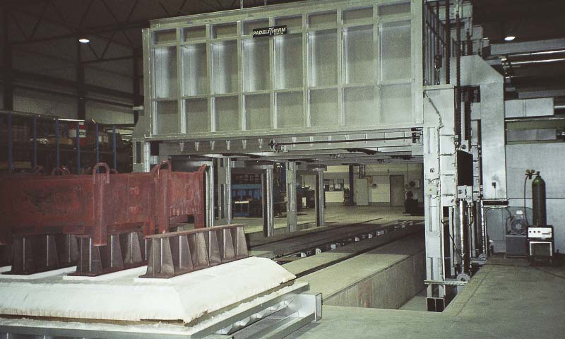 Lifting hearth plant/ Top-hat-furnaces of the plant construction for electrical and gas-heated industrial furnaces at Padelttherm in Makranstädt near Leipzig.