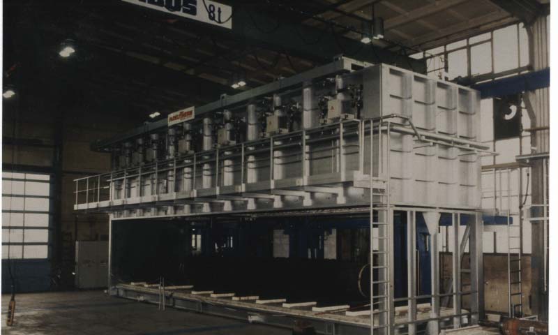 Lifting hearth plant/ Top-hat-furnaces of the plant construction for electrical and gas-heated industrial furnaces at Padelttherm in Makranstädt near Leipzig.